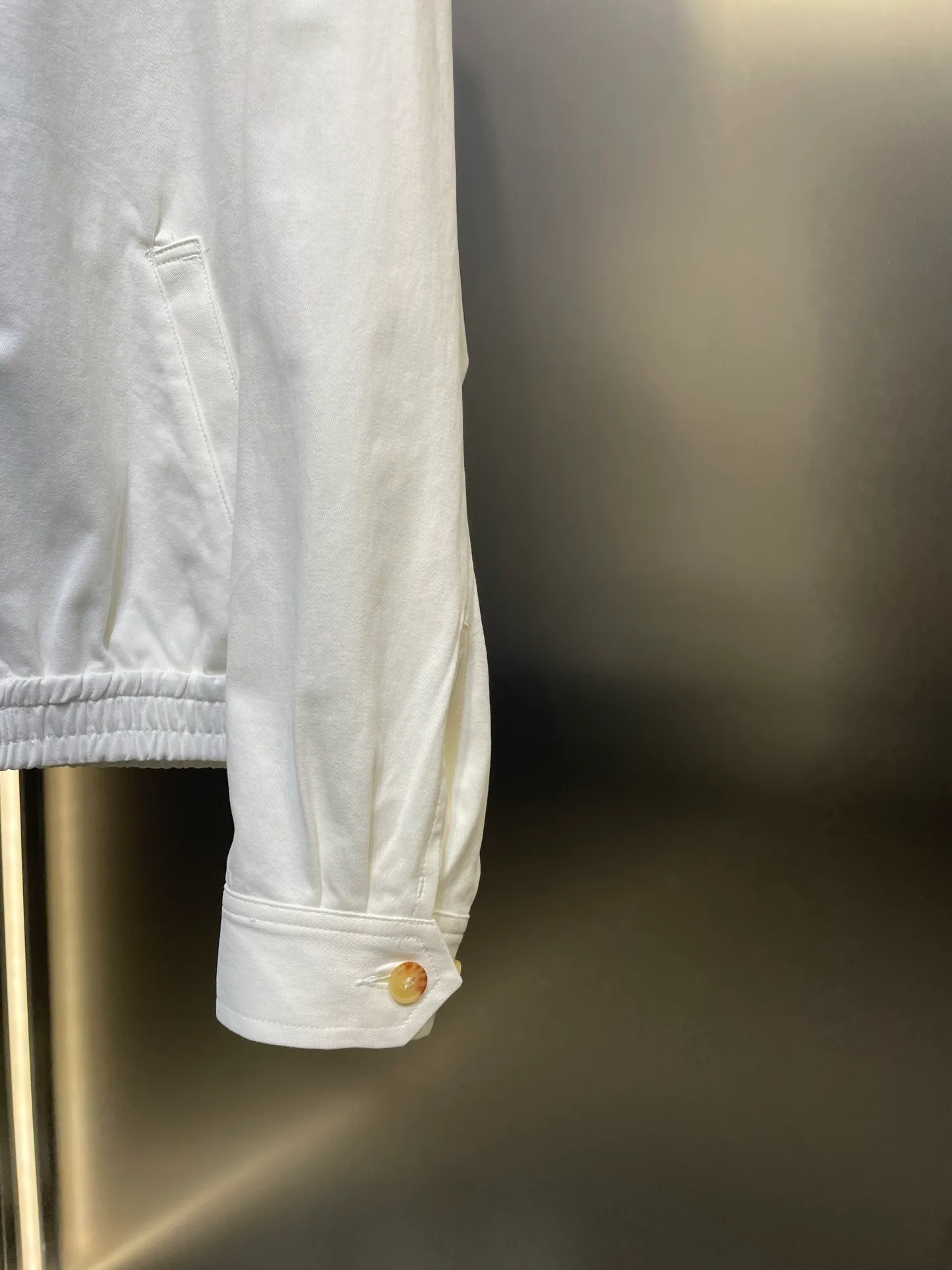 P490 Ralph Lauren 🌟Embroidered zipper jacket. Customized cloud velvet white twill cotton. Soft and silky. Comfortable and close to the skin. Dressed in pure white, exuding innate elegance. Exquisite indigo pony logo embellishments. Fully recognizable. Bringing an atmosphere of freedom and vitality. Pure and smart color symphony. Reconstructing classics with neat silhouettes and defining modern relaxation with versatile genes. Process 1: Using imported machine embroidery technology. Use advanced computer control systems and precision mechanical components to achieve iconic pony embroidery operations with high precision and smooth and delicate lines. Process 2: Template machine bag opening. The preset template guides the position, shape and size of the bag opening. The accuracy ensures the quality of the bag opening effect. Process 3: The hem is made in one go using a three-needle waist-drawing machine. The elastic band and fabric are sewn together in the same process using the machine's special needle position and feeding mechanism. The three-needle design is stronger and can evenly distribute pressure. Ensure that the elastic band and the fabric fit tightly. Process 4: The fabrics have been carefully washed and have a better hand feel. Not easy to deform, not easy to shrink, not easy to fade, and maintain long-term beauty. Accessories: Customized 1:1 Ralph Lauren engraved buckle Customized 1:1 Ralph Lauren bronze zipper Customized 1:1 Ralph Lauren trademark Version: Fitted version Size: S M L XL Style number: 25281-B55